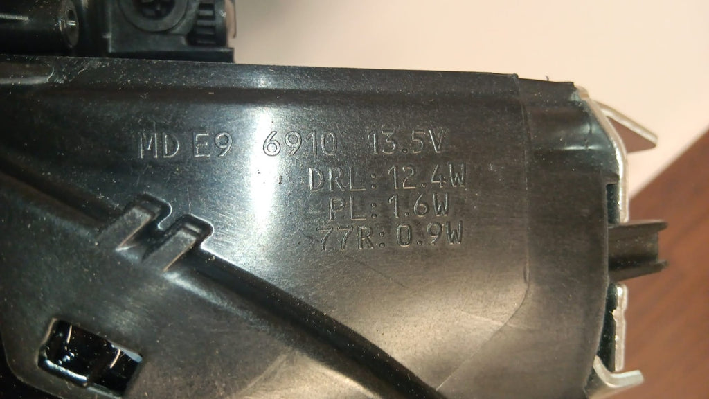 Original VW Passat B9 LED Scheinwerfer links mit Steuergerät 3J1941029