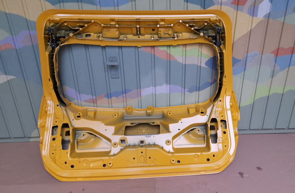 Original BMW G61 5er Heckklappe gelb ohne Spoiler Standardausführung