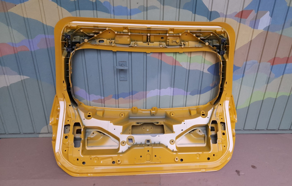 Original BMW G61 5er Heckklappe gelb ohne Spoiler Standardausführung
