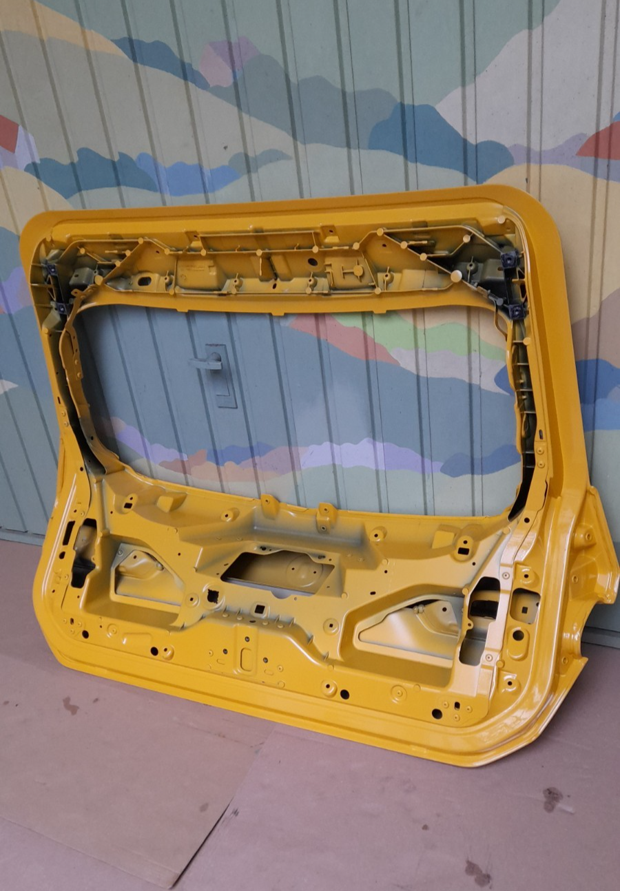 Original BMW G61 5er Heckklappe gelb ohne Spoiler Standardausführung