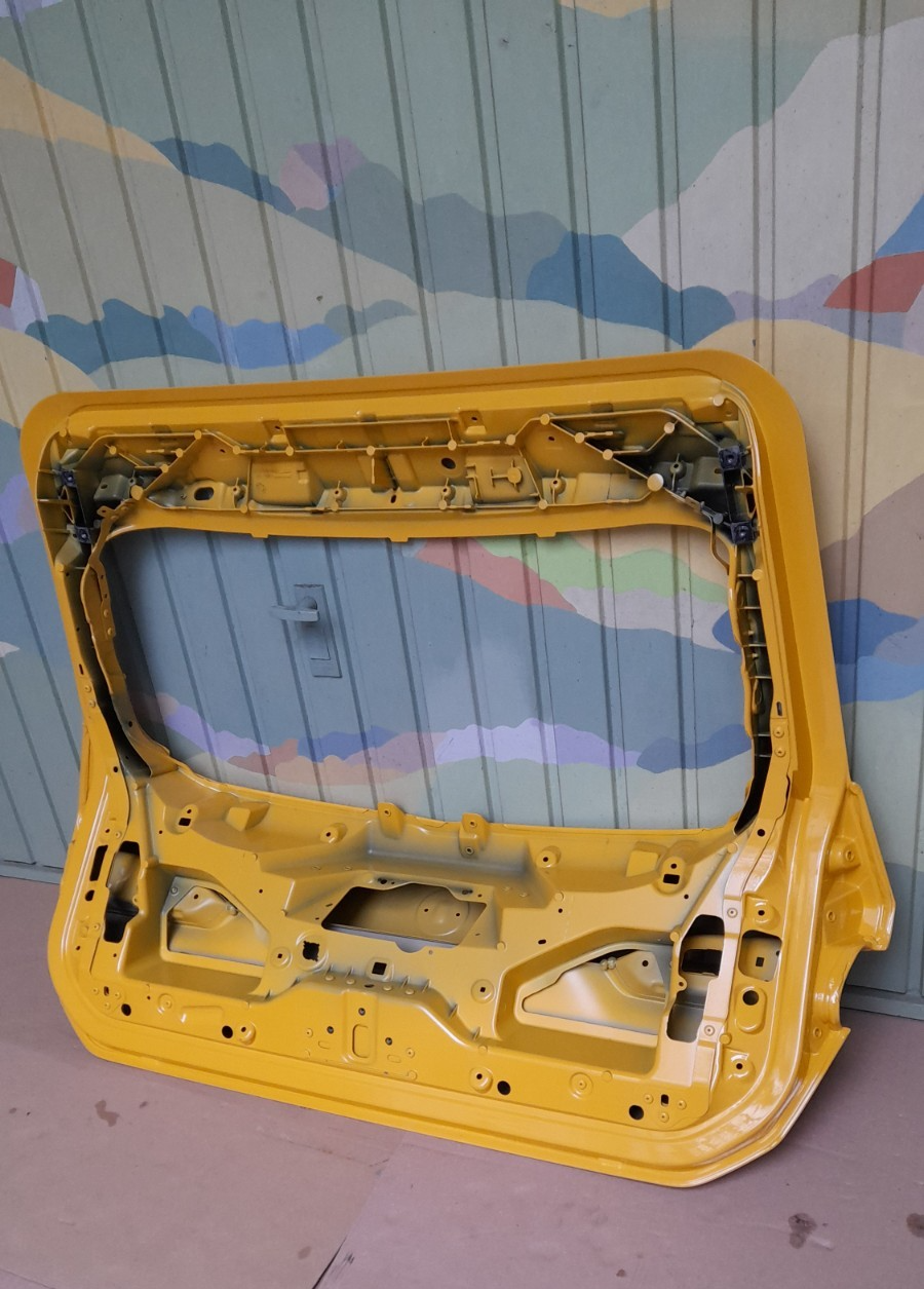 Original BMW G61 5er Heckklappe gelb ohne Spoiler Standardausführung