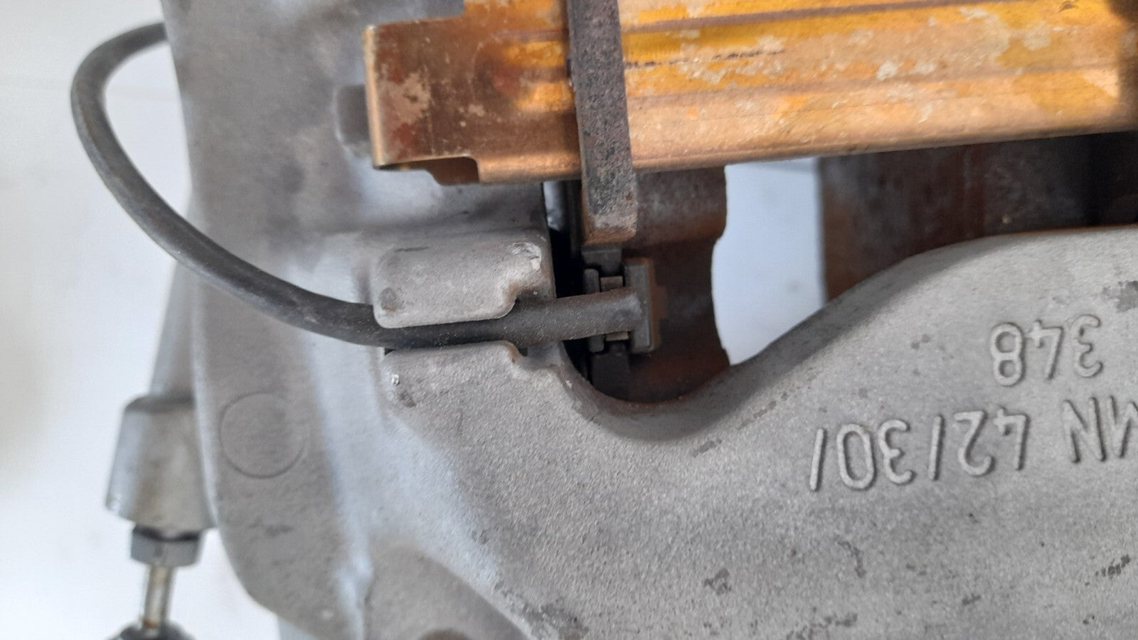 Original BMW G20 G30 G31 G32 G11 G01 G02 Bremssattelgehäuse vorne links 6883483