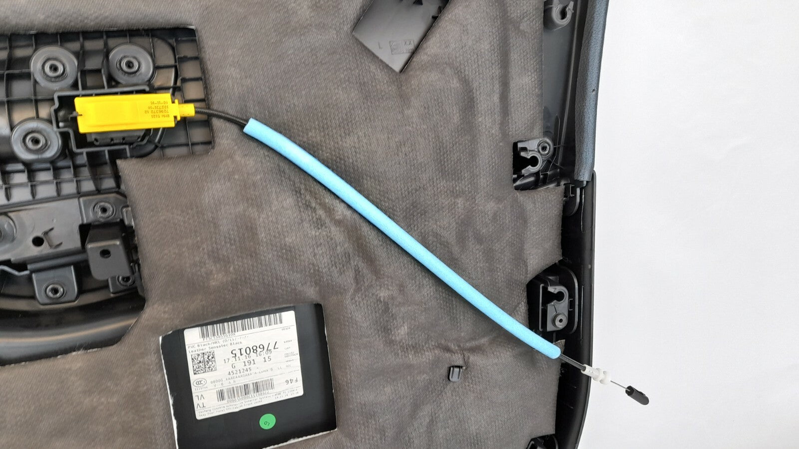 BMW 2er F46 Gran Türverkleidung vorne links Türöffner innen vorne sensatec black