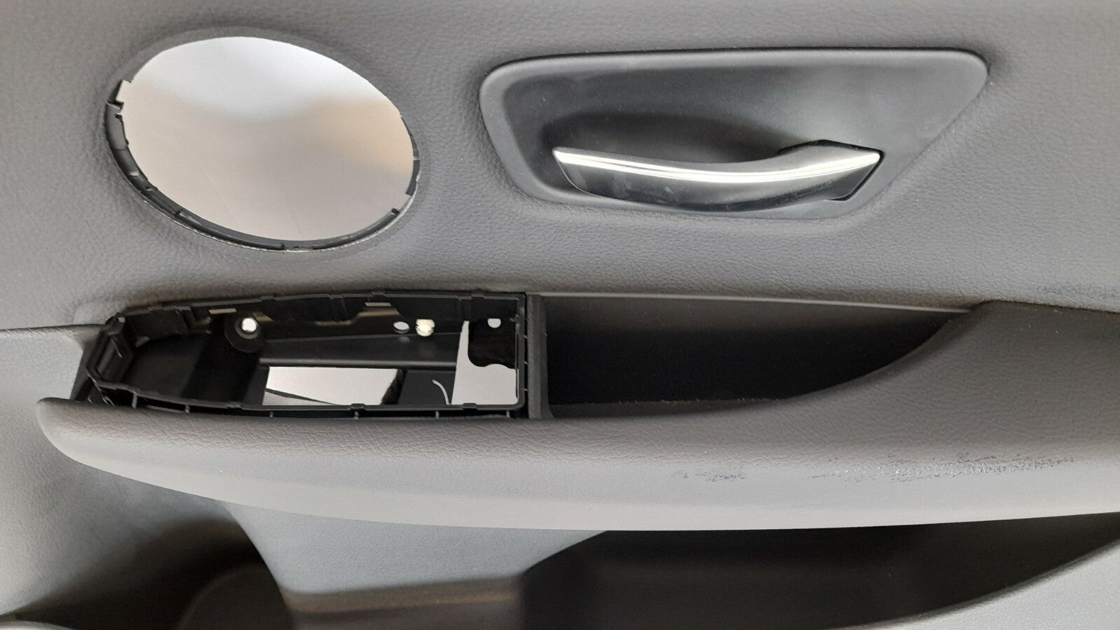 BMW 218i F46 Türverkleidung hinten rechts Türöffner innen hinten sensatec black