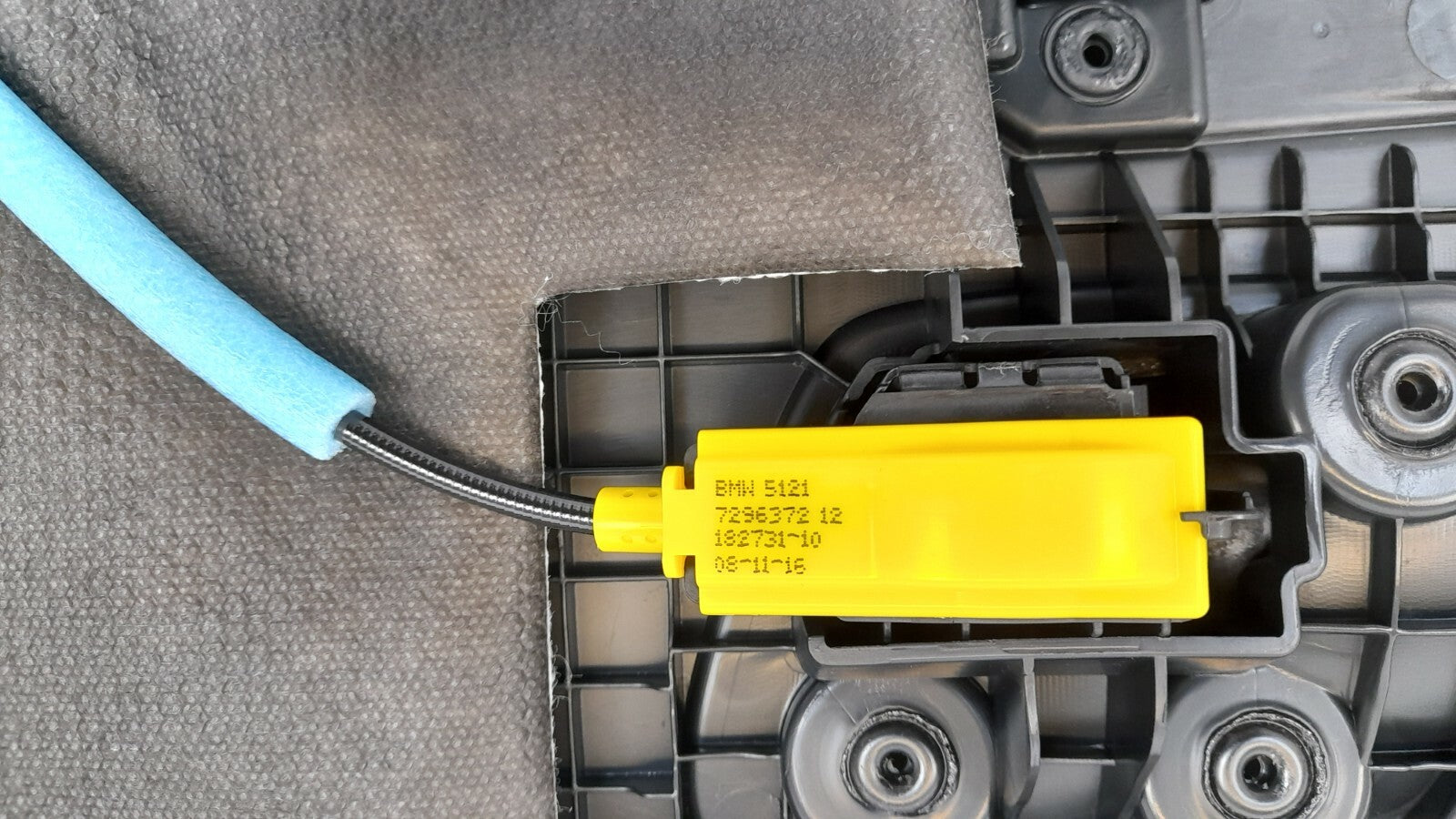BMW 2er F46 Gran Türverkleidung vorne links Türöffner innen vorne sensatec black